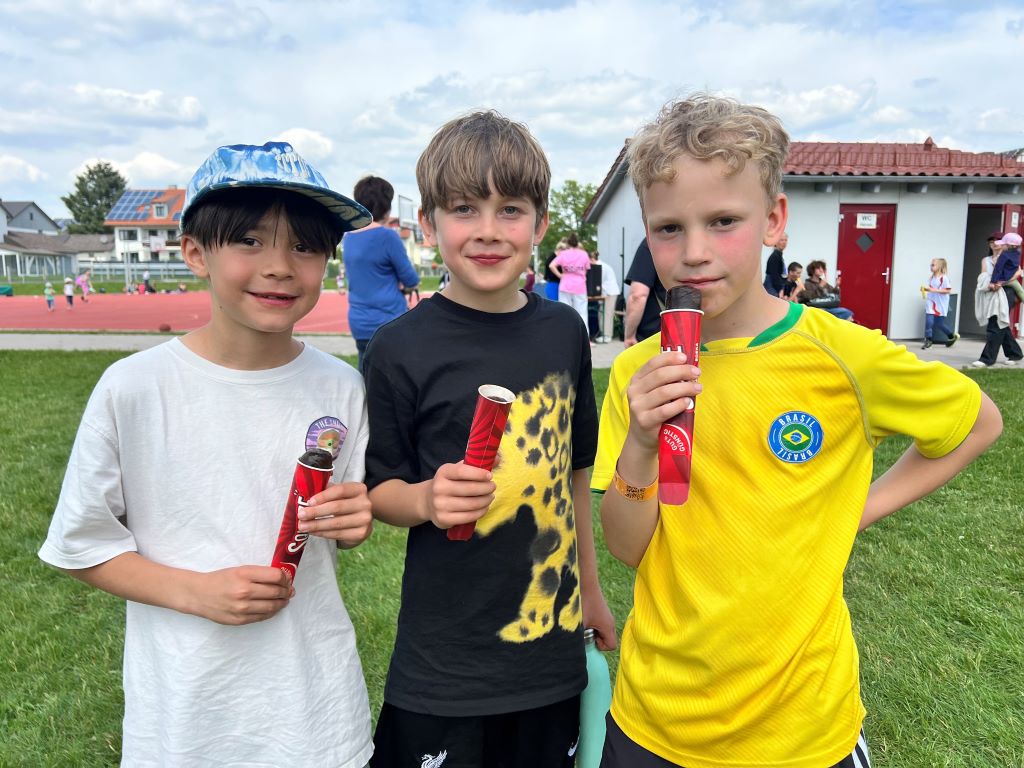 Jungs beim Eis essen