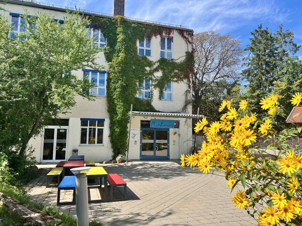 Montessori-Schule Geisenhausen - Schulgebäude im Sommer
