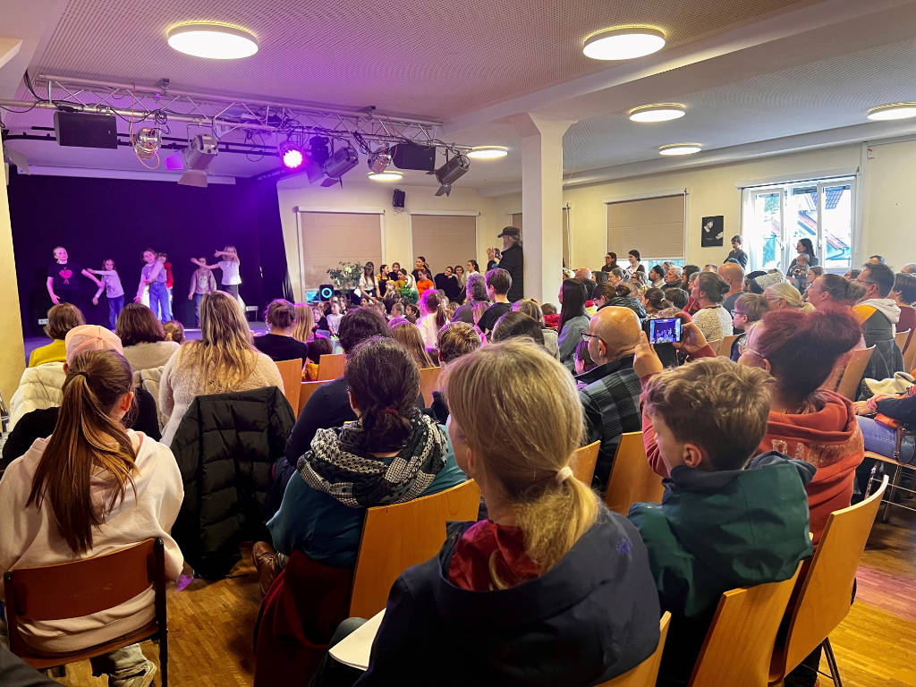 Bühne Frei - Neigungsphasen - Präsentation in der Montessori-Schule Geisenhausen bei Landshut