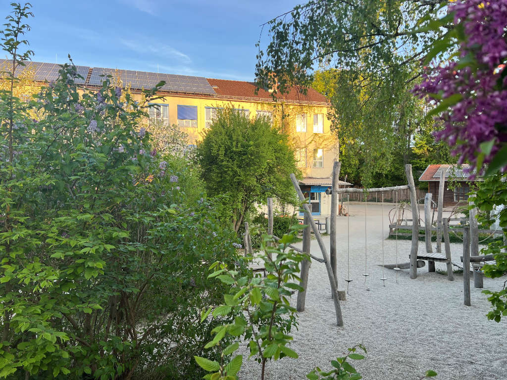 Montessori Schule Geisenhausen im Sonnenlicht